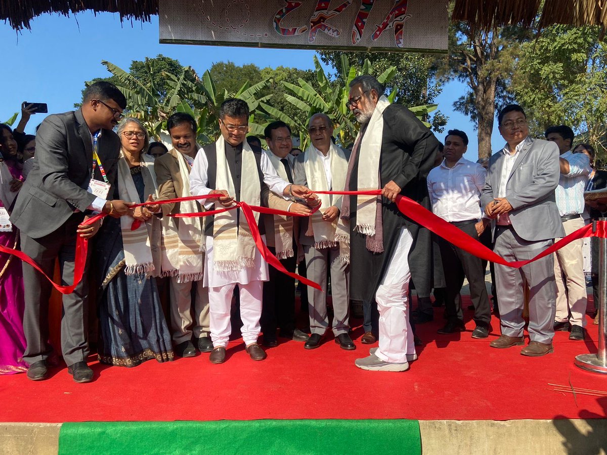 PIBShillong's tweet photo. Union Minister of @TexMinIndia Shri @girirajsinghbjp  inaugurated the Integrated Textile &amp; Tourism Complex in Ri Bhoi today cutting the ribbon at the Retail Plaza &amp; Eri Centre. 

He also interacted with artisans &amp; weavers along with state officials &amp; dignitaries 🇮🇳
@MeghalayaGov https://t.co/oVlPGlxHMp