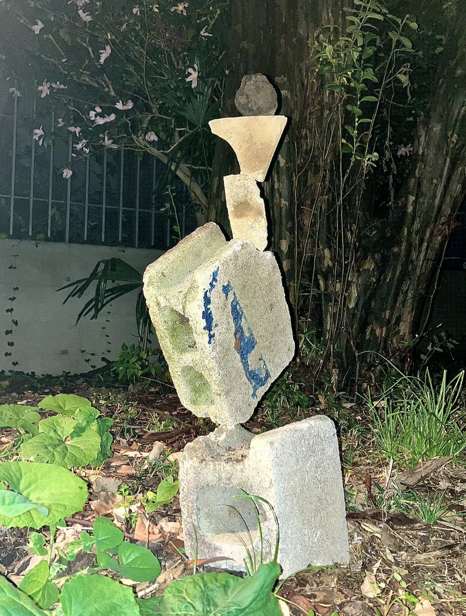 せっかく東京藝術大学に来たので気合を入れて石を積もうかと思ったが，コンクリートブロックとベタベタした木の実しか見つからず，何より寒すぎたので，10分ほどでちゃちゃっと積んで退却。また会う日まで！