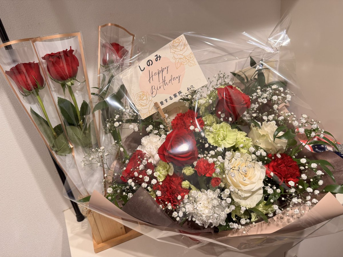 tsthtsth's tweet photo. パパと子供達３人からお花をもらってしまった❤️
嬉しい🥹ありがとうー🥲💖 https://t.co/x3672RyhOs