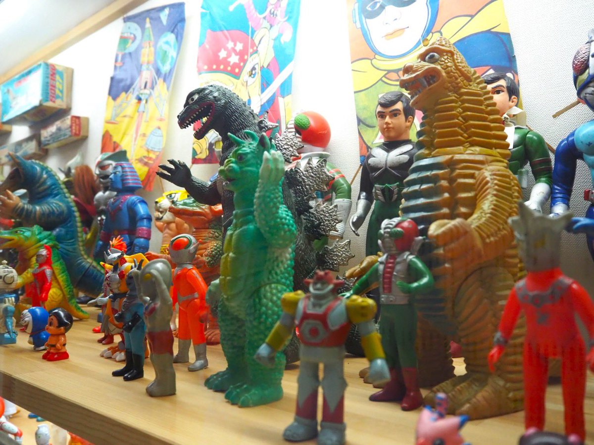 扉をくぐった瞬間から、がらりと変わる空気。駄菓子屋、ブリキの