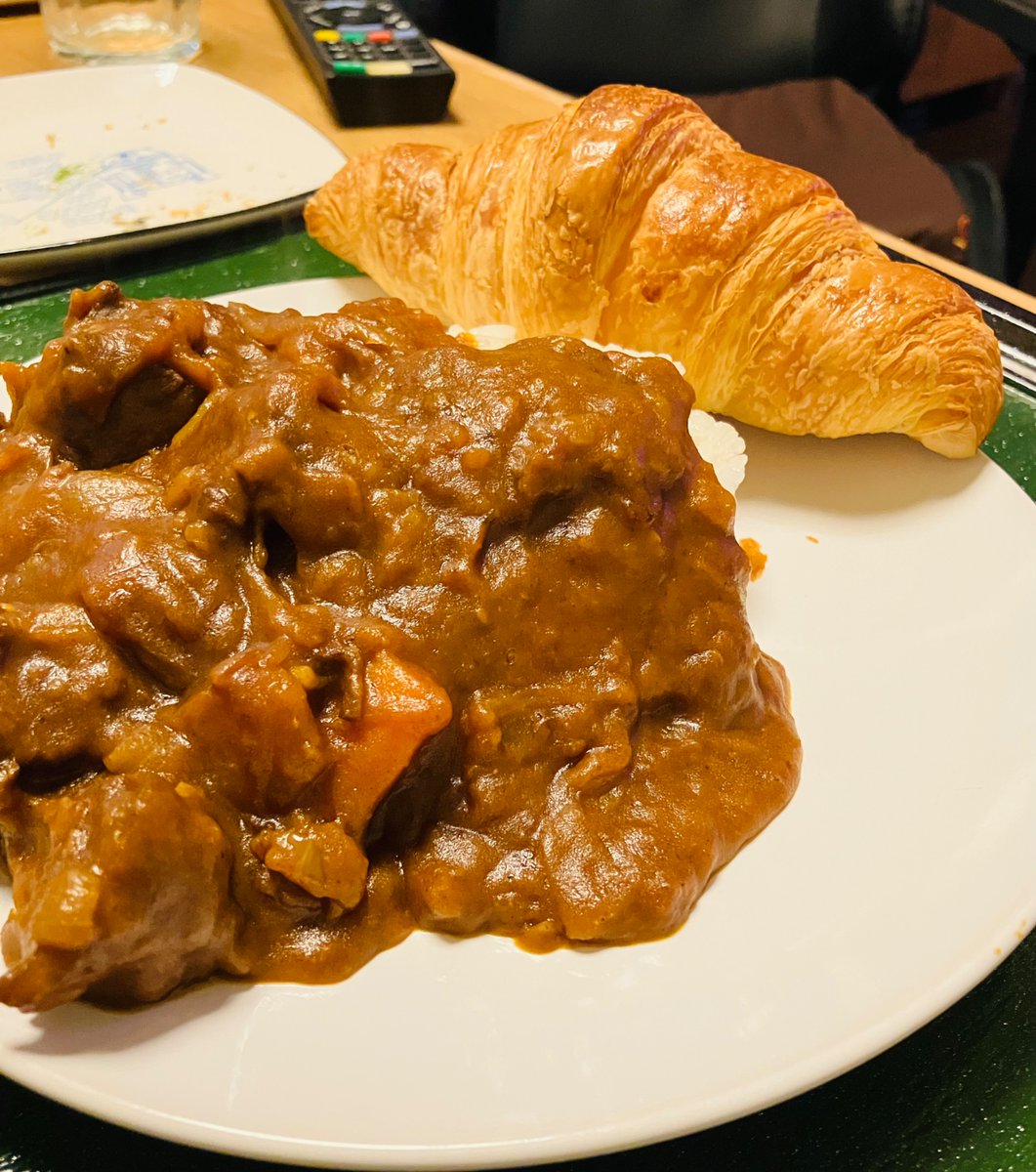 morizosa's tweet photo. カレーにはクロワッサンという文化🥐 https://t.co/kuqShh1PxY