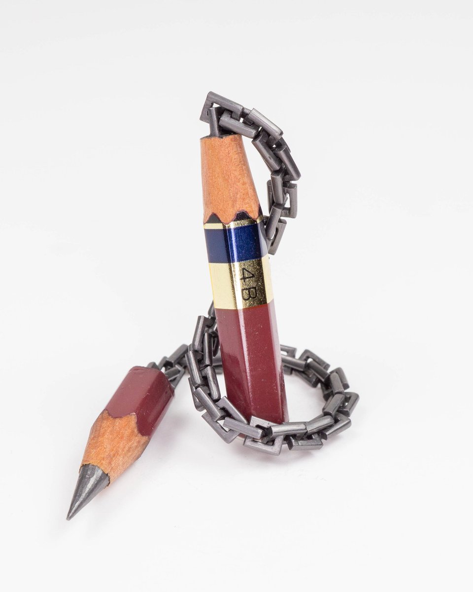 【新作完成】
鉛筆ねじっちゃいました。