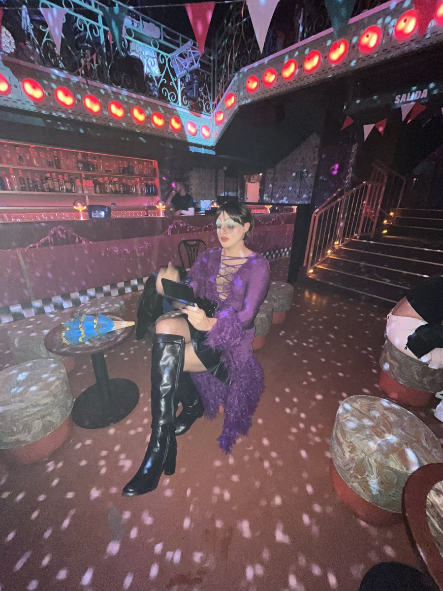 and sometimes she just want to be la hermanastra fea de shrek jugando a la ds, let her slay!!!!