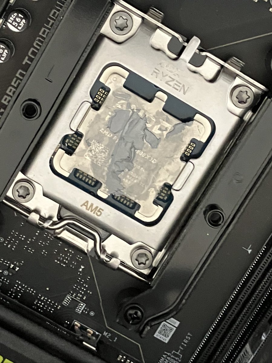 REX_8492's tweet photo. Liquid Freezer III Pro 360 ARGB付属のグリス固まってたんで、ちかくのPCショップからグリス買ってきた
CPUの冷却性能あげるためサーマルペーストガードもついでに買ってきた https://t.co/bCp6hs16Nj