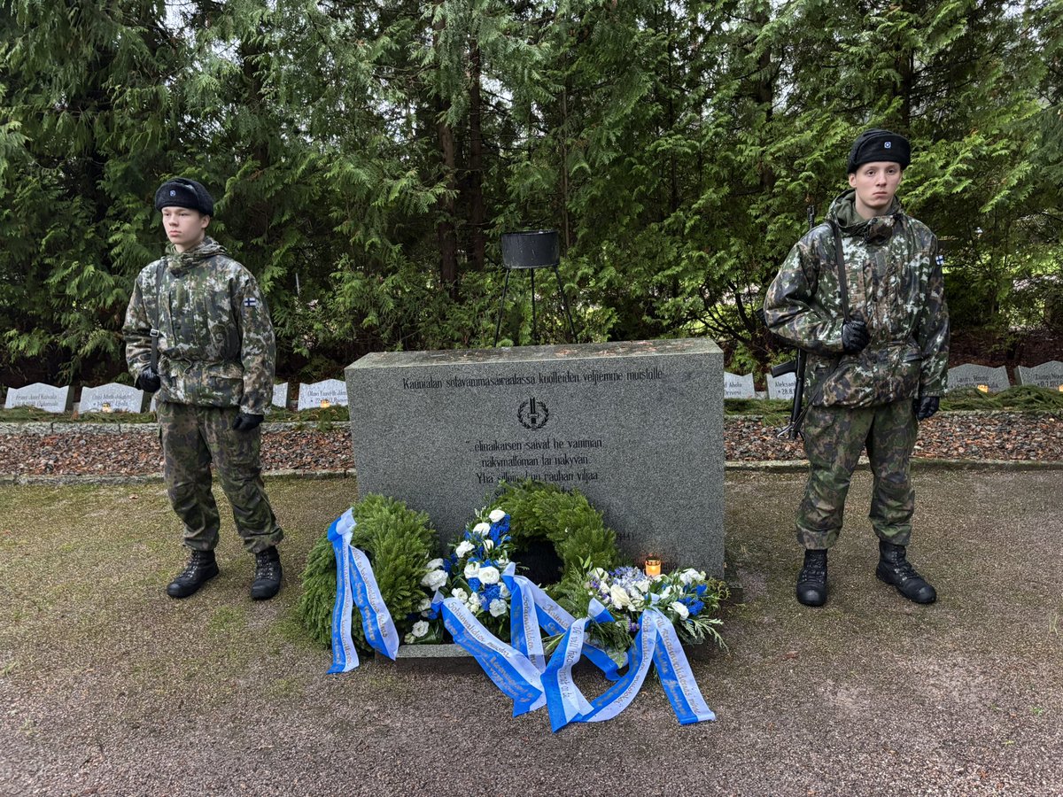 Itsenäisyyspäivän seppeltenlasku Kauniaisten hautausmaalla. Juhlapuheen piti kaupunginhallituksen jäsen Matti Hannuksela.

Uppvaktning vid hjältegravarna på Grankulla begravningsplats. 

Hyvää itsenäisyyspäivää! 🇫🇮

Trevlig självständighetsdag! 🇫🇮