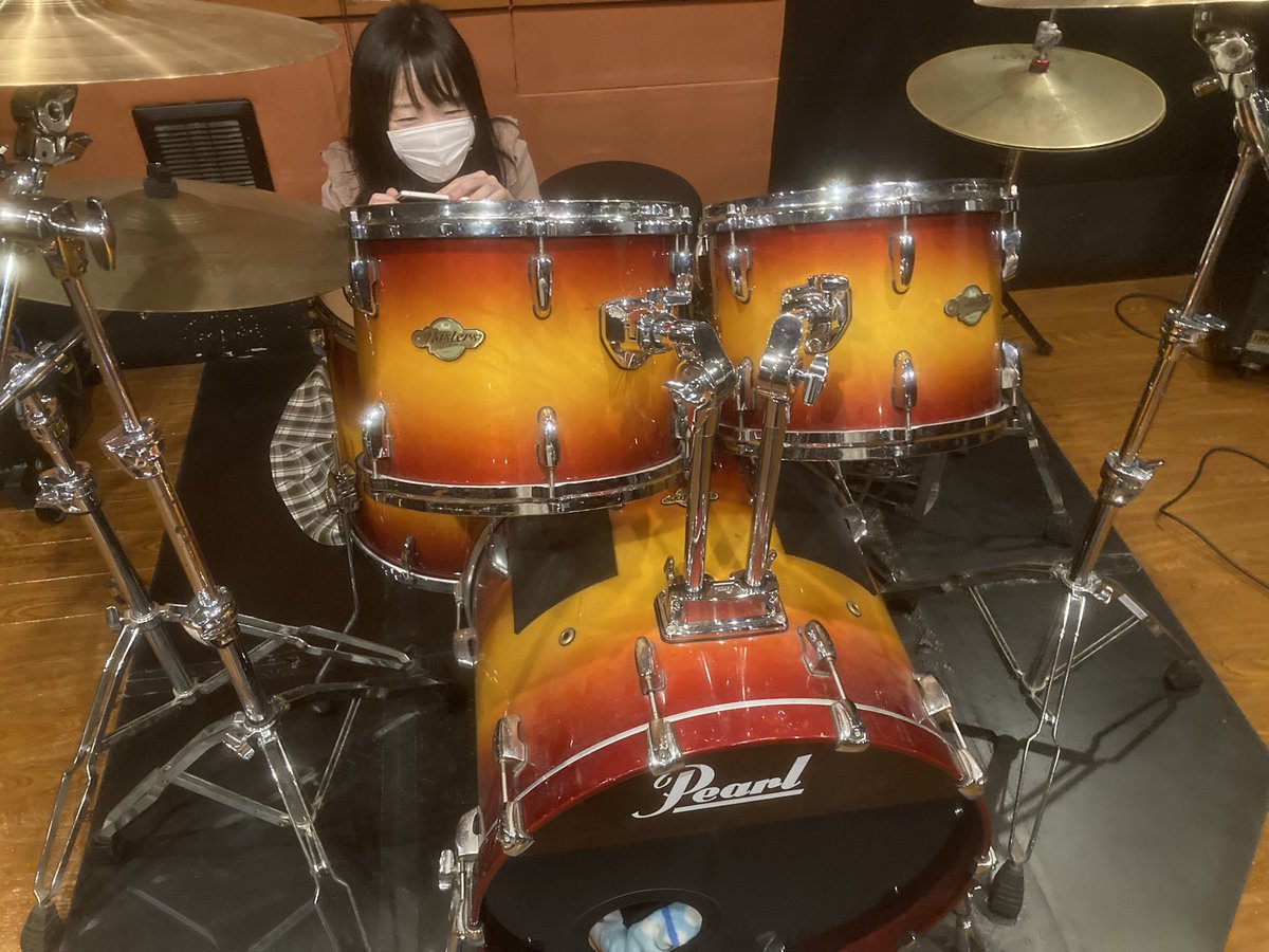練習での一コマ🫘

初めて合わせる曲で2番Aメロの全体が静かになる箇所でドラムの音量を小さめにコントロールしたえりこ（Dr）🍛

意図的にやったことを確認しメンバーの成長や工夫や努力を本当に感じた🫘

"成長した＝周りが分かる変化"というのを見せつけてくれたメンバーに感謝🍛

#社会人バンド