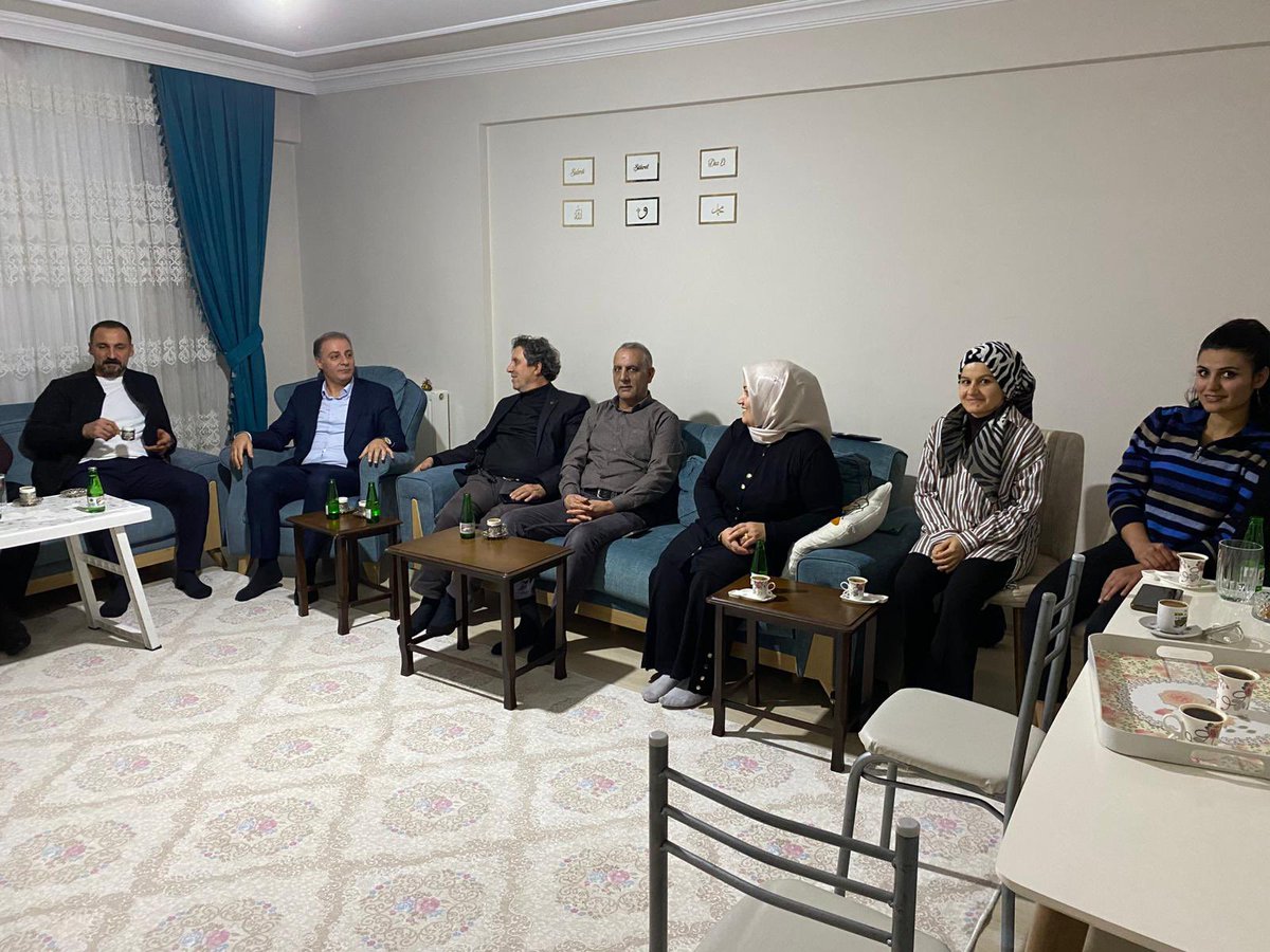 Genel Başkanımız Sayın Devlet Bahçeli’nin talimatları doğrultusunda başlatılan #HayırlıGünlerKomşum ziyaretleri ve #DerdinDerdimizSohbet toplantıları kapsamında, bugün Fatma Hanım ve Özkan Bey’in davetlerini kabul ederek bir araya geldik.

Gösterdikleri samimi misafirperverlik,