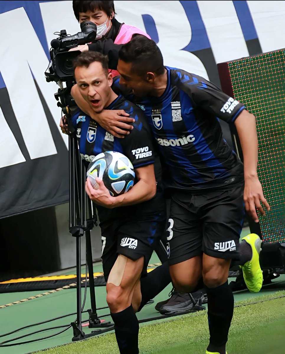 ヴェルディ戦4

アラーノ、当時残留争いしていたガンバを選んでくれてありがとう。

献身的でいつもハードワーク本当頼もしかった✨

新天地でも大活躍出来ますように🍀