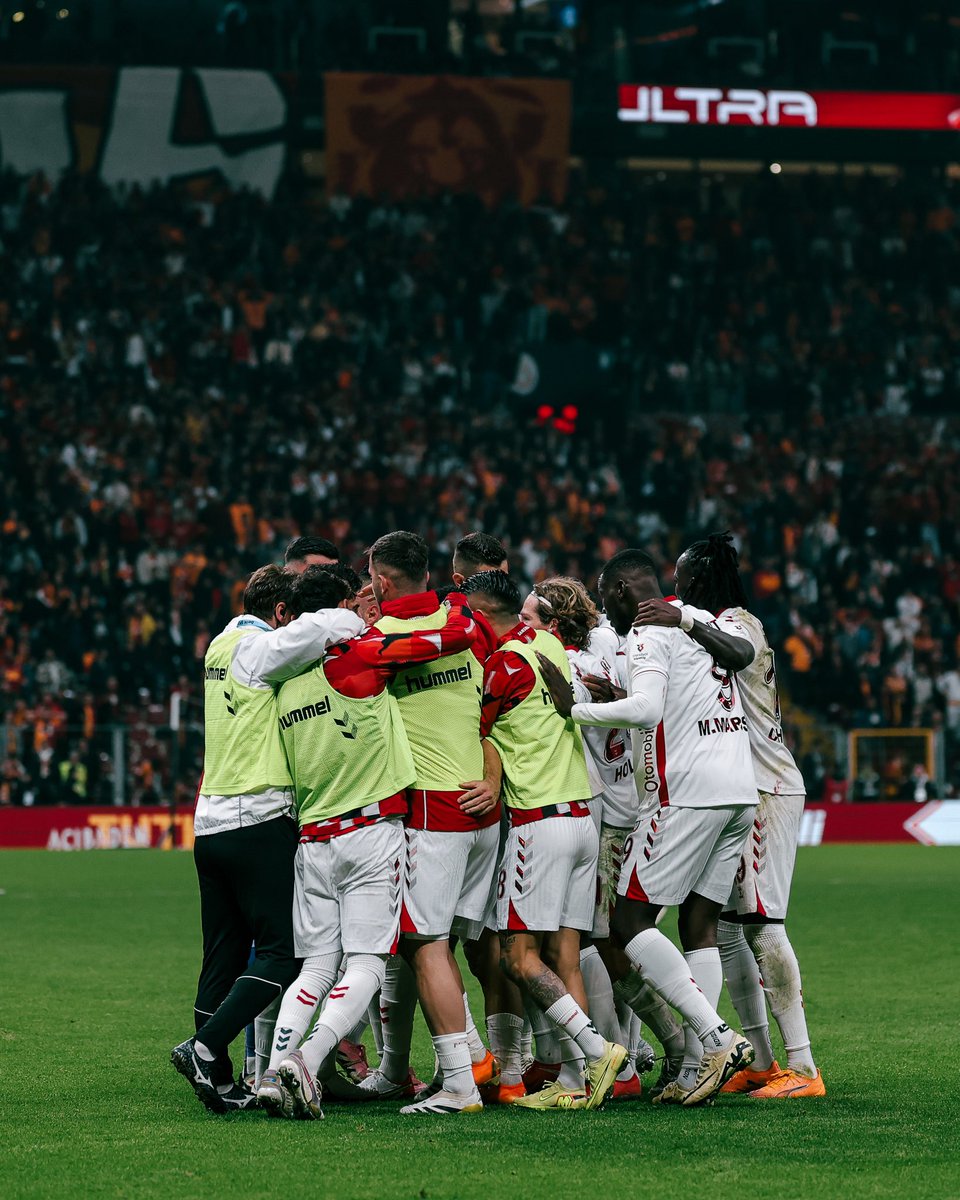 Samsunspor's tweet photo. Takımımızdan gurur duyuyoruz.

Mücadelemizden gurur duyuyoruz.

Her zaman, her yerde, en büyük Samsunspor! ❤️🤍

#Samsunspor #AtatürklüArma https://t.co/PeYBfZsBfR