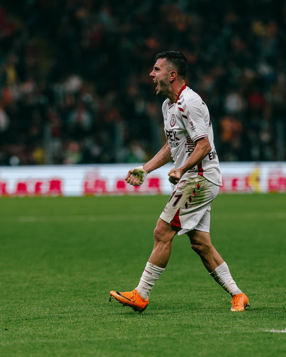 Samsunspor's tweet photo. Takımımızdan gurur duyuyoruz.

Mücadelemizden gurur duyuyoruz.

Her zaman, her yerde, en büyük Samsunspor! ❤️🤍

#Samsunspor #AtatürklüArma https://t.co/PeYBfZsBfR