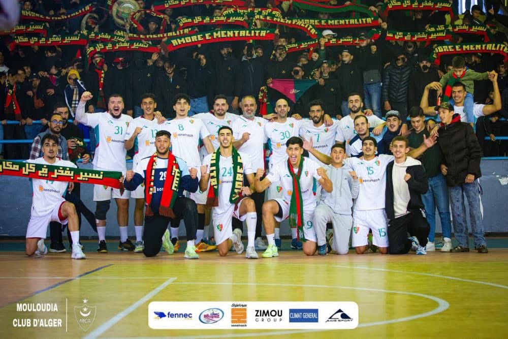 MouloudiaCA's tweet photo. 🔥 فوز جميل ومهم داخل الديار !
تمكّن فريقنا الأكابر رجال من تحقيق انتصار مُستحق أمام الضيف أمل بريكة بنتيجة 32–28.
⚔️ رغم بداية صعبة، عاد رجال المدرب زاكي عبادة بقوة وافتكّوا نقاطًا ثمينة لمواصلة المسار 👊
#MCAvsABH #MCA_Handball #TeamMCA 🟩🟥 https://t.co/ekrngegHvX