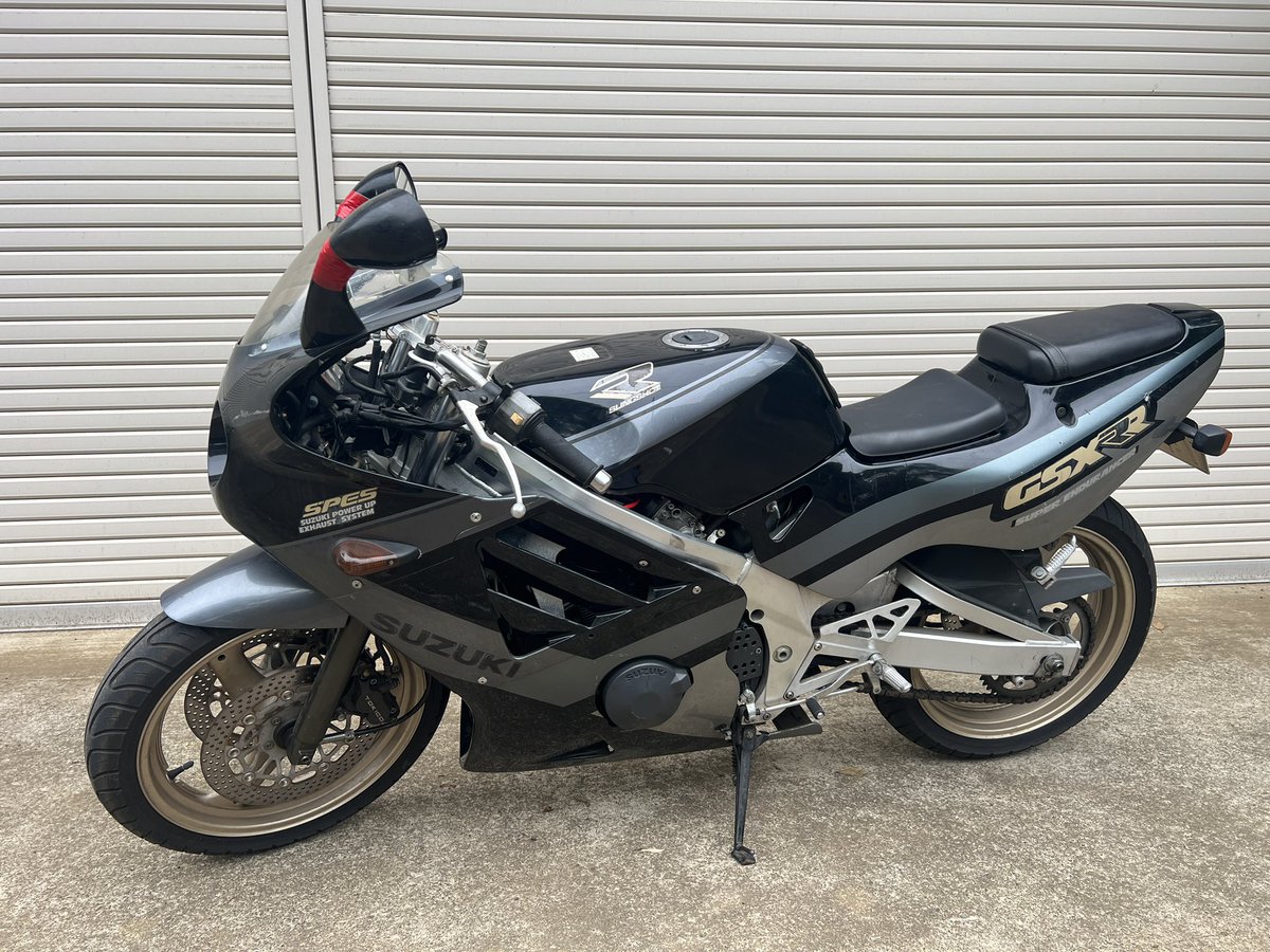 ikkey_j2's tweet photo. お色直し🏍³₃
←before
          after→

 #GSXR250R
 #gj73a
 #SUZUKI https://t.co/GamC39RGPz