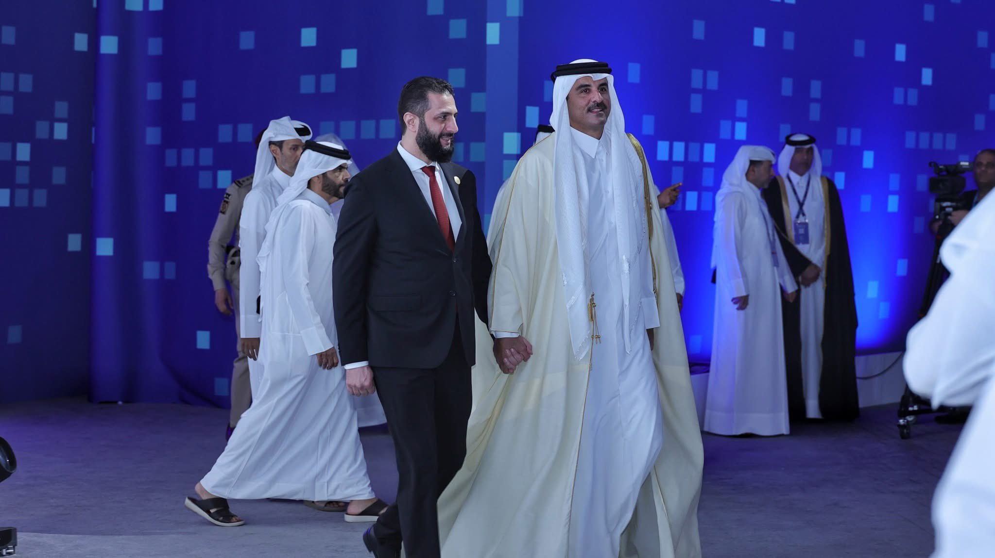 أمير دولة قطر والرئيس السوري في منتدى الدوحة (إكس)