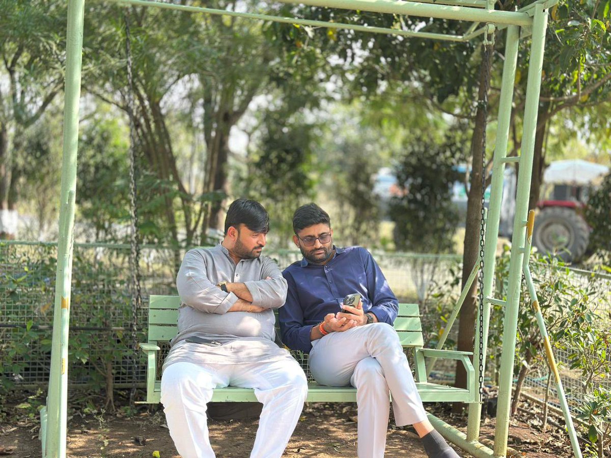 અડીખમ ઉભા છીએ, 
દરેક પરિસ્થિતિ નો સામનો કરવા!!
સમય આવ્યે સાથે લડશું દોસ્ત,
કાવતરા કરનાર દરેક દુશ્મન ને હણવા!!!
<a href="/Gopal_Italia/">Gopal Italia</a>