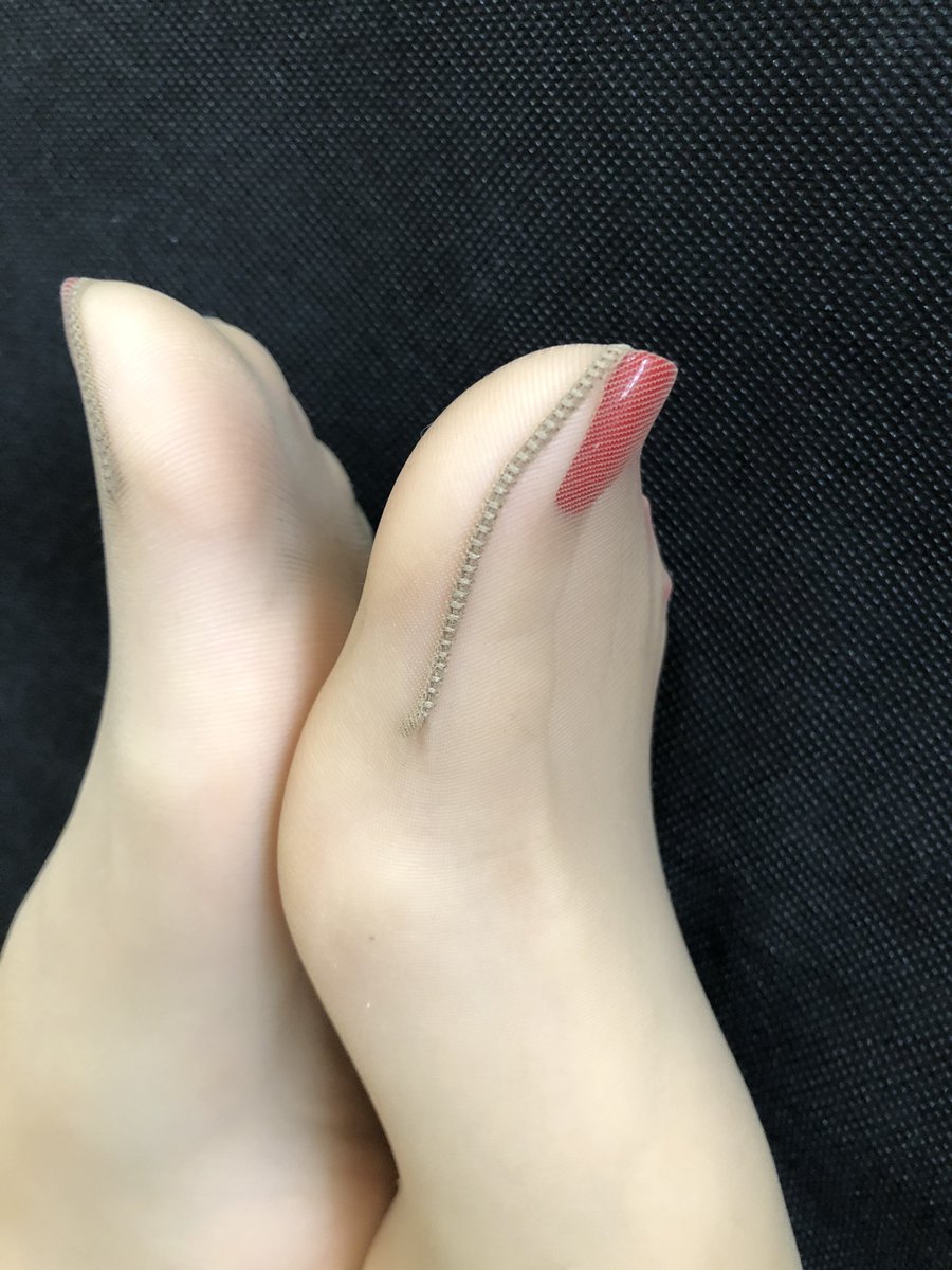 玉足美脚 是不是你的宝藏女孩呢？

#丝袜 #美脚 #玉足 https://t.co/C7j9CM8114