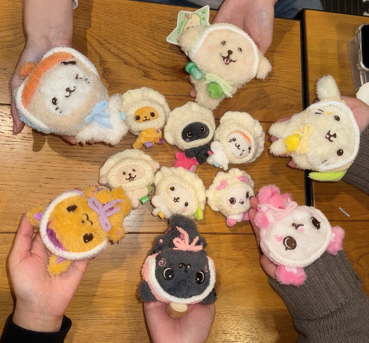 만듀랑 선착특전 귀도리까지 사진 촬영 완료
╰(*´︶`*)╯♡
자세한 공지랑 구매폼도 곧 가져올게요♥