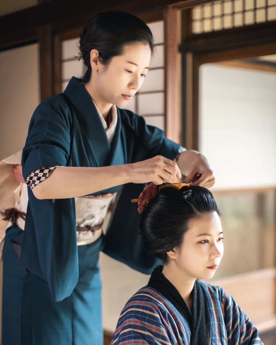 粋書髷　江戸後期の日本髪

先笄の輪と橋の毛を無くし、布(鹿の子)をかけた京都独特の町人の髪型

長い毛を笄に巻きつけている為、普通の粋書よりこんもりしてます笑(布も私物の半衿より長い布で)
布次第で雰囲気が変わるので先笄より好きかも

髪結い　<a href="/cotocotton_/">琴音</a> 
綺麗な写真　<a href="/kyasha_0707/">華奢</a>