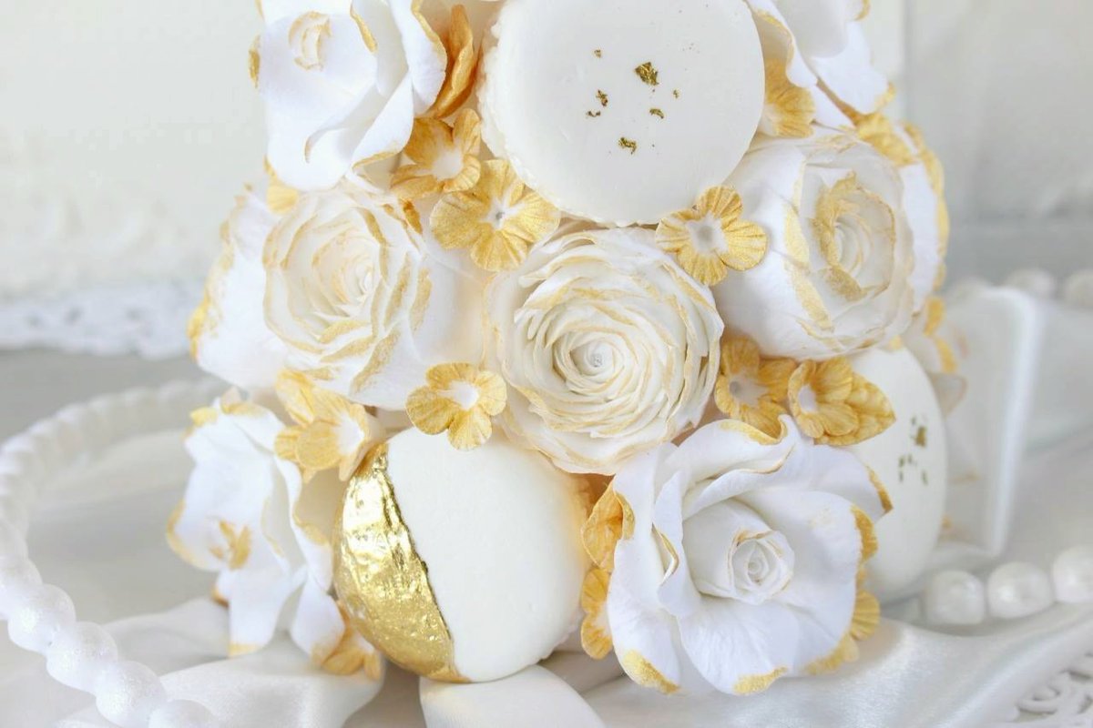 ⋆ ⚘ 花咲くマカロンタワー ✧*｡ お花の粘土作家 こばさんと 白×金を