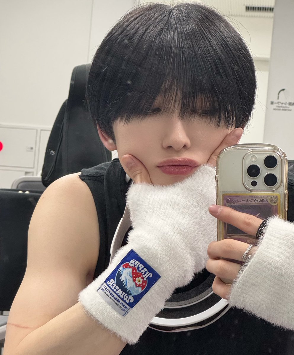 nomnom_fuma's tweet image. its unfair for someone to be this pretty&amp;lt;/333