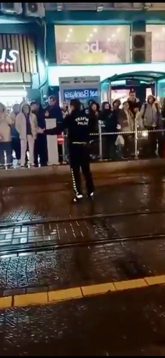 #PolisimeDokunma
Soldakine gücü yetmez
Sağdaki derdest..!
Fıkra bu kadar.