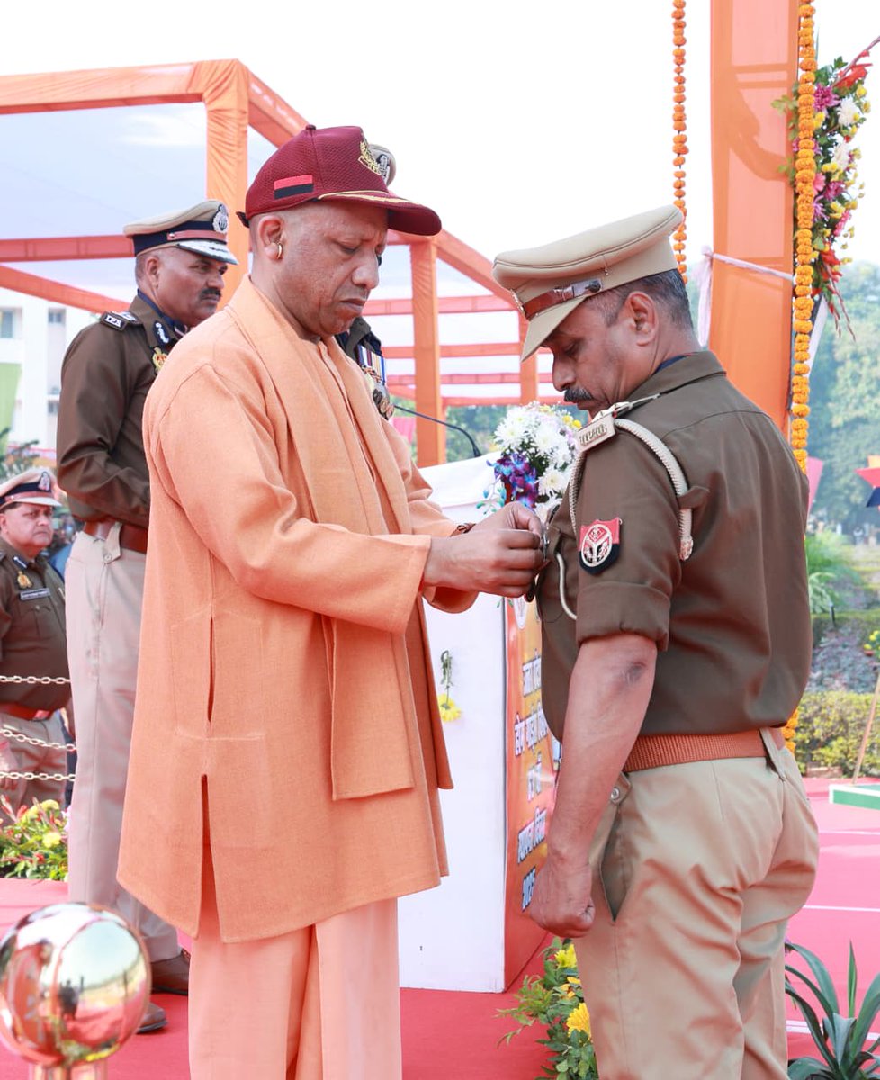 CMOfficeUP's tweet image. #UPCM @myogiadityanath जी आज उत्तर प्रदेश होमगार्ड्स के 63वें स्थापना दिवस के अवसर पर लखनऊ में आयोजित भव्य रैतिक परेड में सम्मिलित हुए। 

मुख्यमंत्री जी ने इस अवसर पर कहा कि होमगार्ड्स का अनुशासन, निष्ठा और त्याग हमारे समाज को सुरक्षित और संरक्षित बनाने में एक बड़ी भूमिका का