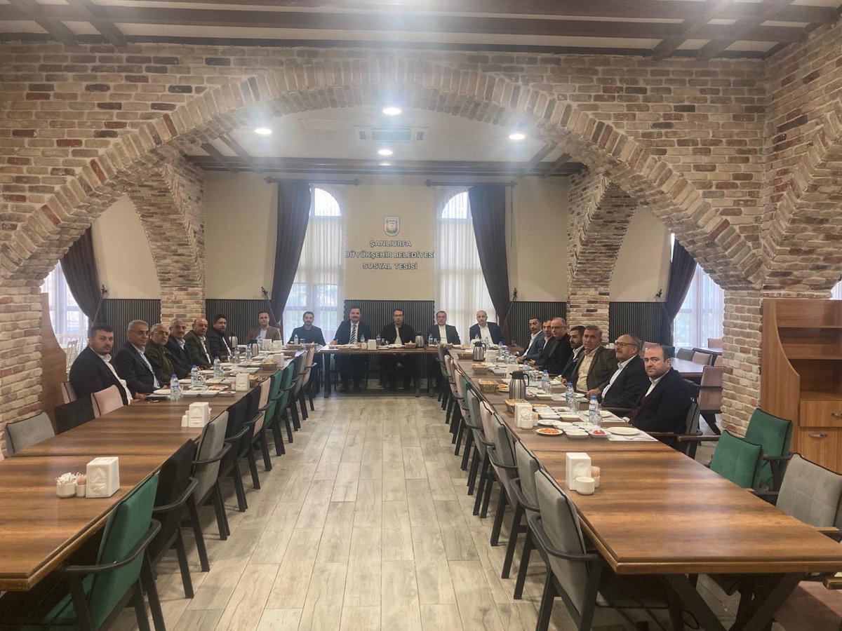 avhaliloncel's tweet image. ŞANLIURFA ŞÛRÂSI kuruldu.

Şehrimizde birçok sivil toplum örgütünün başkanlığını yapan ve kendi alanında üstün başarılar elde etmiş değerli arkadaşlarla birlikte Şûrâmızı kurduk. Hayırlı olsun.

Şahsıma başkanlık görevini tevdi eden arkadaşlara şükranlarımı sunuyorum.