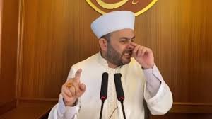 YeniUlak's tweet photo. Kamuoyu merak ediyor:

Devlet memuru Halil Konakçı cami kürsüsünden nasıl siyaset yapabiliyor? Cumhuriyet'e ve Atatürk'e iftiralar atan Konakçı hakkında neden hiçbir işlem yapılmıyor? https://t.co/iHxnTwQIYI