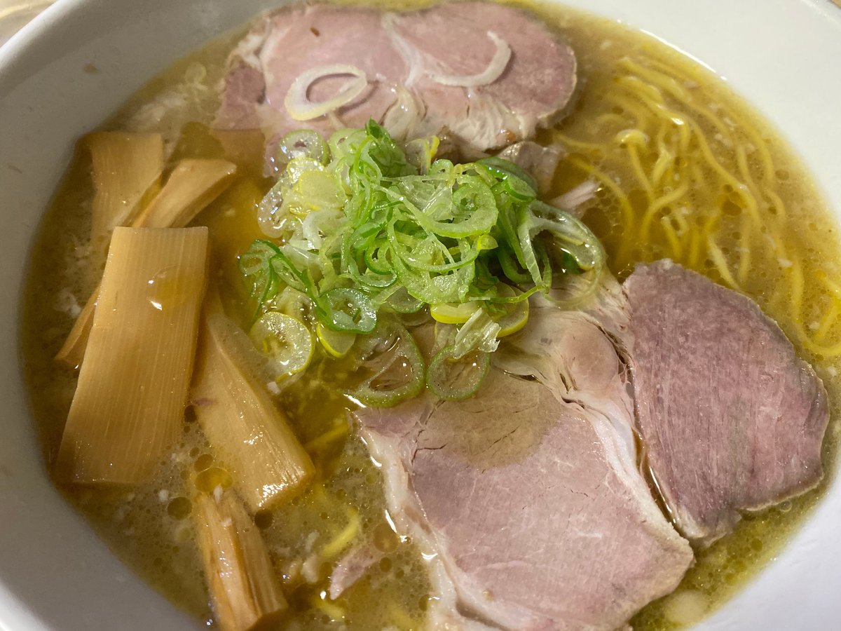 #記憶の麺活 2019年12月6日の元祖一条流がんこラーメン西早稲田店。
塩こってり、時折ひっそりと出ていた裏メニュー。小川さんが黙々と鍋に向かっていて、その背中ごと味に沁みていた。
家元が去ったあとも確かに店を支え続けた場所。残念ながら2022年12月に閉店…。いま思い返しても特別だった。