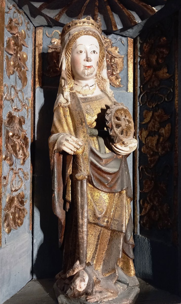MSSanJuanAranda's tweet photo. Sta Catalina de Alejandría, mártir cristiana del S IV. Falleció el 25 noviembre del año 303, a los 18 años, por decapitación, bajo el gobierno del emperador Majencio, al que superó en sabiduría e inteligencia, por eso aparece sometido bajo sus pies. Talla del Museo Sacro Aranda. https://t.co/uktP2v0XCj