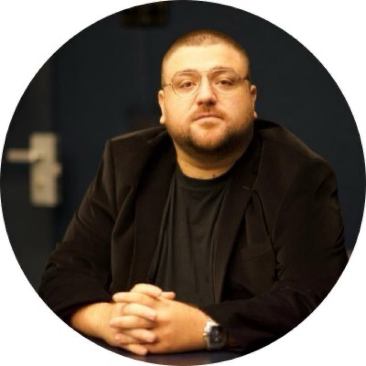 Yok Samsunspor’un son dakikada penaltısı verilmedi falan filan. Abi ara sıra elle dokunabilsin topa. Voleybolda ayakla dokunabiliyorsun. Okan büyük hoca. Keşke bana soksa.