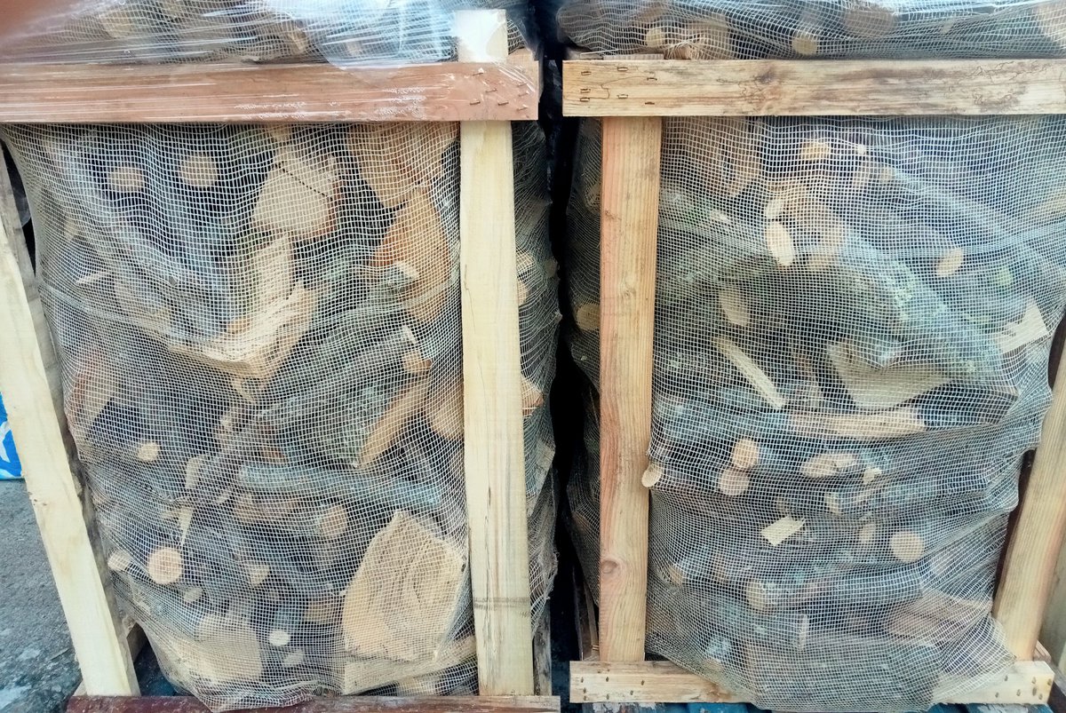 Hier word ik blij van. <a href="/bowmoreyes/">nah</a> is deze pallets aan t afstapelen en heeft er al eentje leeg en wat blijkt: het kale frame is preciés zoals ik mijn compostbakken wil. #geengeknutsel #gratis  Geen lelijke plastic ton meer 🇮🇹