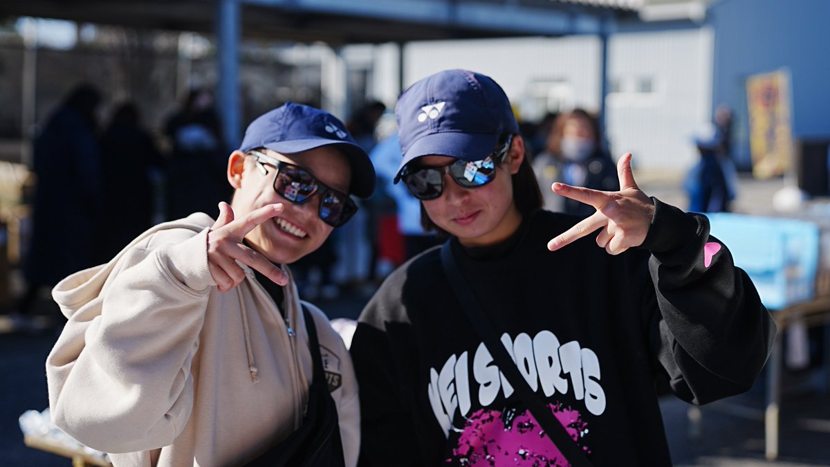 trade_project's tweet photo. 【AirFlyブース】

テニス選手は目が命👀
眩しい日光から
スポーツ選手の目を守るため
スポーツサングラスはいかがでしょうか🕶️

フィット感抜群のサングラスで
プレーもカッコよく決めちゃおう❗️

#世界ソフトテニスクラブフェスタ 
#AirFly https://t.co/ehp1IzUt4Y