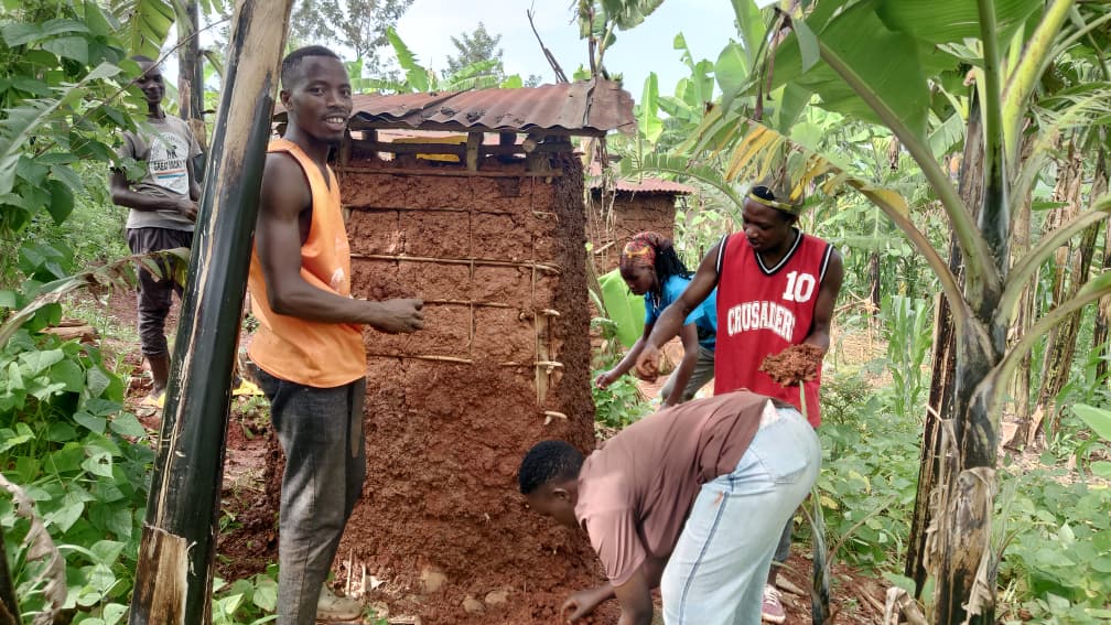MutenderiV's tweet photo. Uyu munsi mu Kagari ka #Muzingira, ho muri @Mutenderi_Sect , urubyiruko rwa @MutenderiV na @MutenderiNyc bakoze umuganda wo kubakira ubwiherero umuturage utishoboye utuye mu mudugudu wa #Gatonde https://t.co/LNPv55PDO4