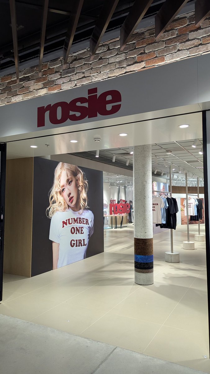 brrrrlink's tweet photo. Happy anniversary ❤️ #rosiebyROSÉ https://t.co/VmZcZRgJTq