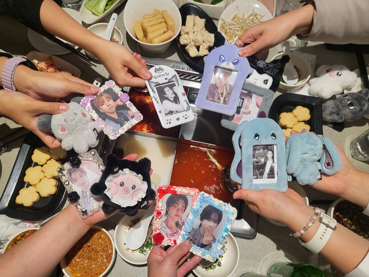rockcrystal626's tweet photo. 엑디즈 4주년에 빌런즈 6명 모여서 거하게 놀기
우리 이제 2차 가자😁💙

#악당들은_잘먹고_잘살아
#건일아_과자말고_이거먹어
#정수야_이곳은_청정수의_지역이야
#가온아_이거젤리만큼맛있어
#승민아_이거_바크콜만큼_달아
#괜준한데_내가먹어서없앴어
#주연아_여기주연나맛있어 https://t.co/KFZrvbfiya
