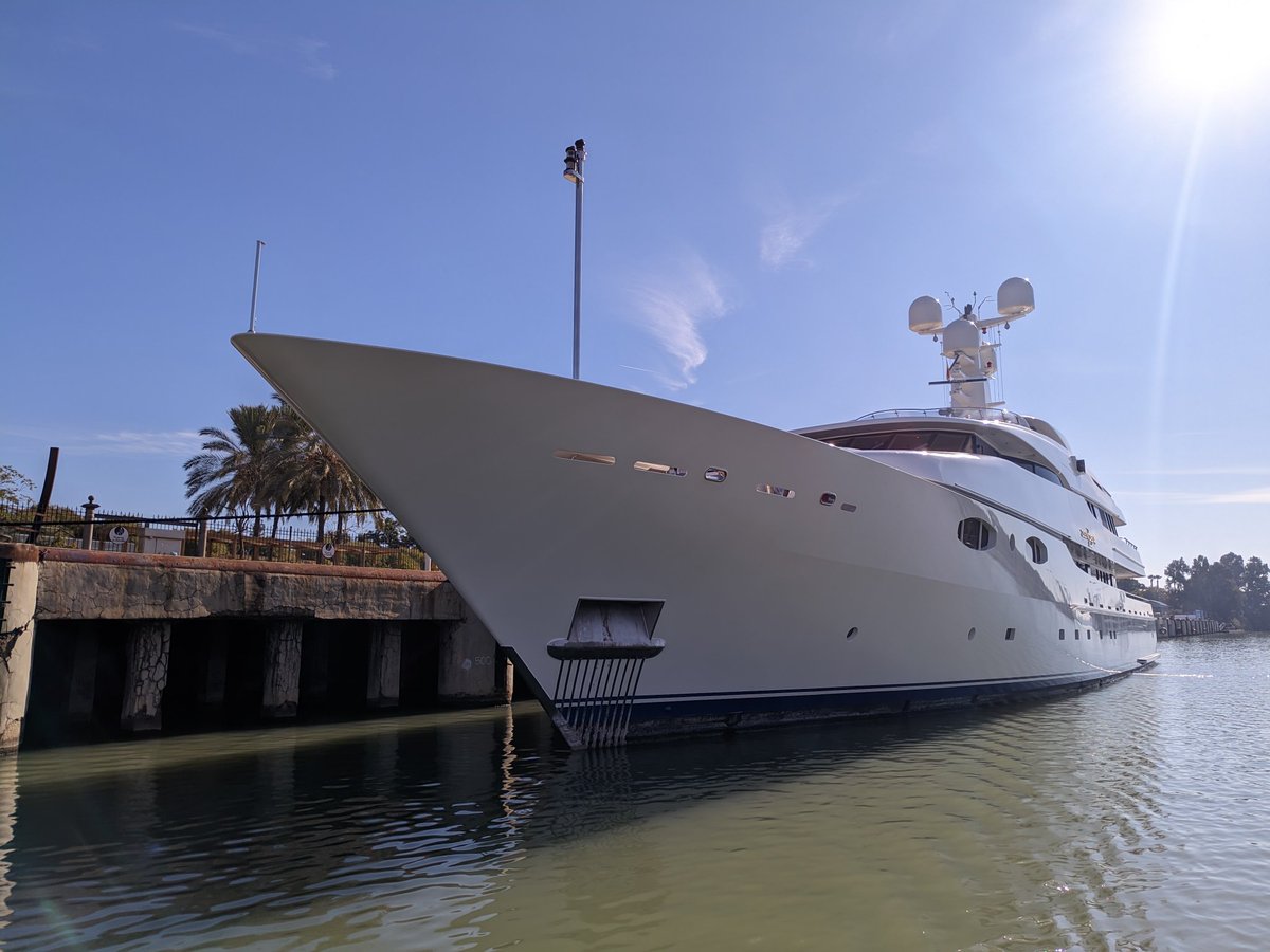 Yate de lujo atracado en el muelle de Las Delicias, <a href="/PuertoDeSevilla/">Puerto de Sevilla</a>.

<a href="/PuertosEstado/">Puertos del Estado</a> <a href="/Ayto_Sevilla/">Ayuntamiento de Sevilla</a>