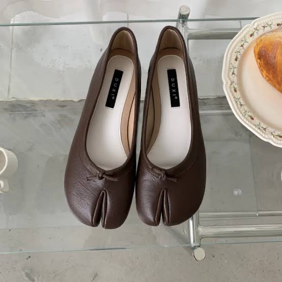 Arkadaşlar toynak gibi ayakkabı zevkini anlayabilen varsa bana anlatsın. Aşırı çirkin değil mi ya? Bir kadın şunu neden giyer? Bari nal çaktır diyeceğim ama At çok güzel bir hayvan.