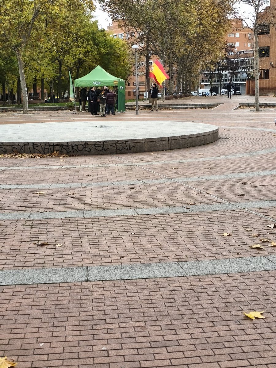 007Leva's tweet photo. Buenos días, @Lineamadrid 
Solicito limpieza urgente de basura en Plaza de Constitución. Baldeo y desinfección, por favor. Gracias. https://t.co/TtBp6BhjvV