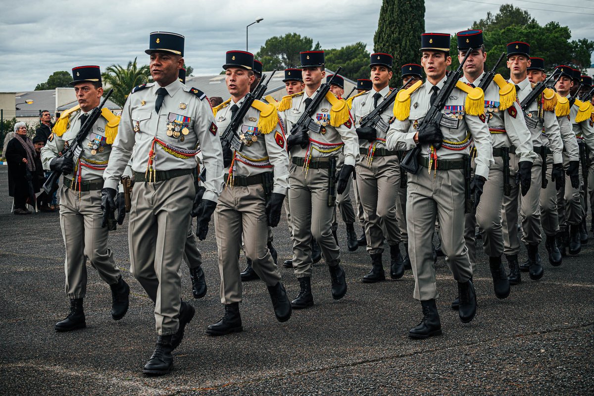 CDC_21eRIMa's tweet image. Trois étapes, une fierté : béret, képi, fourragères.
Les jeunes marsouins de la section de l’adj. Frédéric rejoignent pleinement la famille du 21e RIMa.

#6eBLB #21erima #tdm