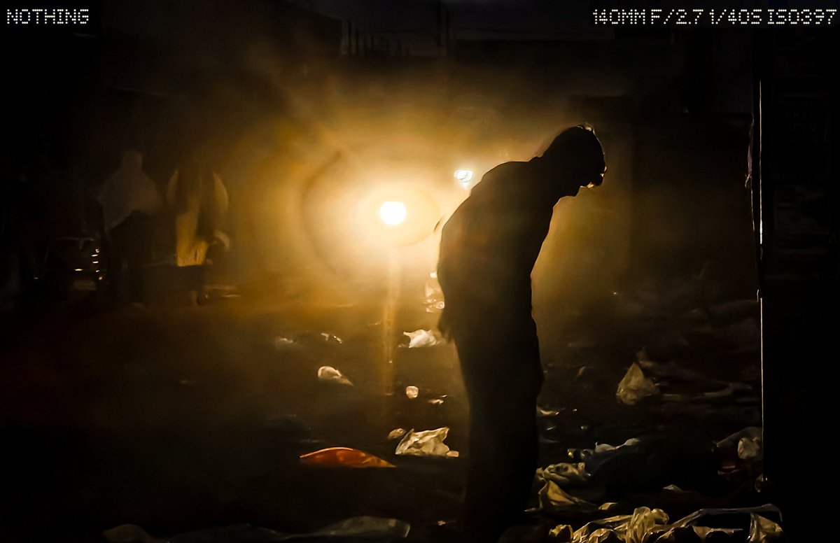 KuldeepXDas's tweet photo. Chasing Light In The Darkness...✨

#WithNothing #ShotOnSnapdragon 
#NothingPhone3 #streetphotography 
#lightandshadows @getpeid https://t.co/vctLZn8TZb
