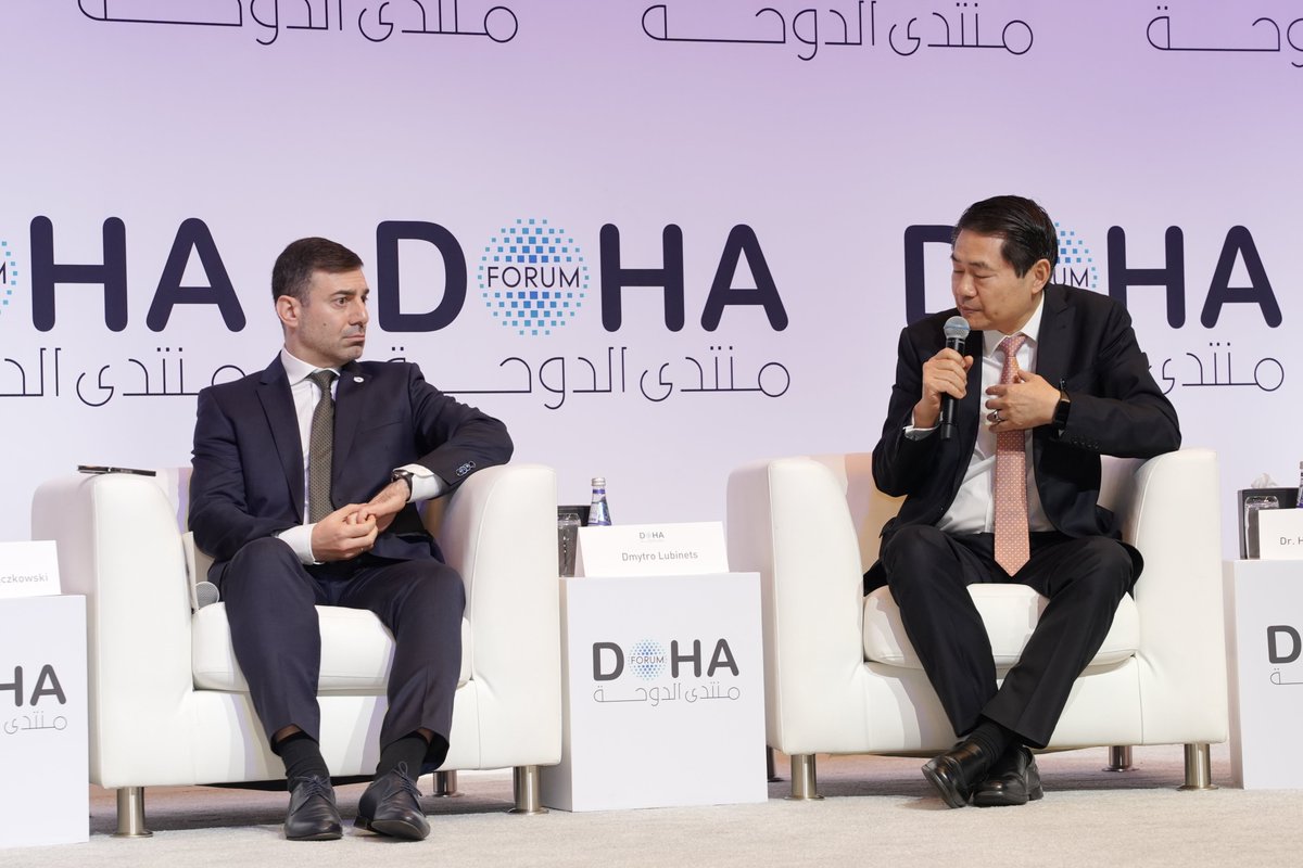 DohaForum's tweet photo. “Let’s get all the other Security Council members involved together, and really settle this based on human principles and the solutions that we can build.”
– Dr. Henry Huiyao Wang, Founder and President of the Center for China and Globalization; Former Counselor of China State Council, speaking at #DohaForum25 session “The Road to Ceasefire: A Durable Peace in Ukraine.” @HuiyaoWang