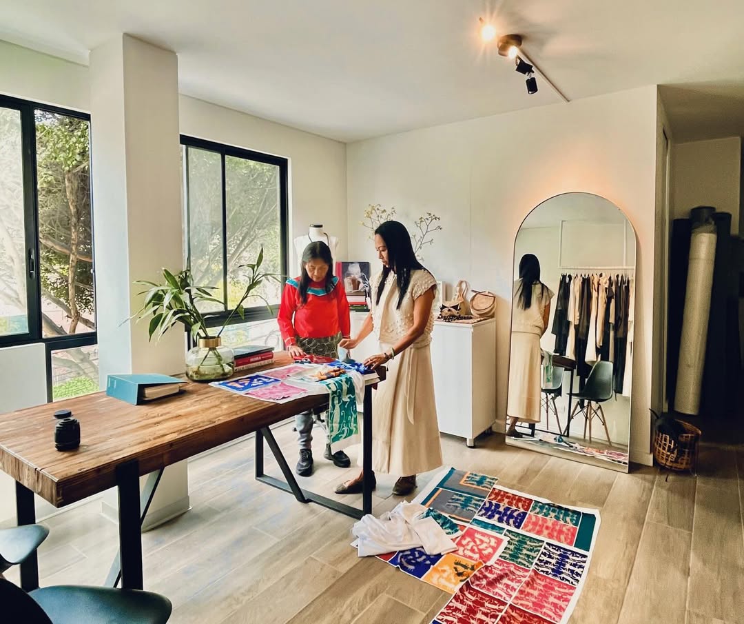 PeruMODA's tweet image. Ibo Yoshin, Espíritus del bosque, es una colaboración entre la diseñadora Sumy Kujón y la artista Lastenia Canayo , donde 26 obras inéditas dialogan con una colección de 8 vestidos inspirados en los Ibo Yoshin, 
#PeruModaDeco
Créditos: Sumy Kujón/Lastenia Canayo