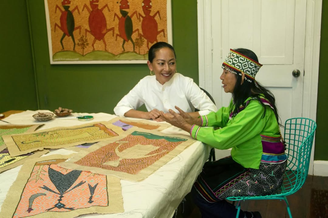 PeruMODA's tweet image. Ibo Yoshin, Espíritus del bosque, es una colaboración entre la diseñadora Sumy Kujón y la artista Lastenia Canayo , donde 26 obras inéditas dialogan con una colección de 8 vestidos inspirados en los Ibo Yoshin, 
#PeruModaDeco
Créditos: Sumy Kujón/Lastenia Canayo