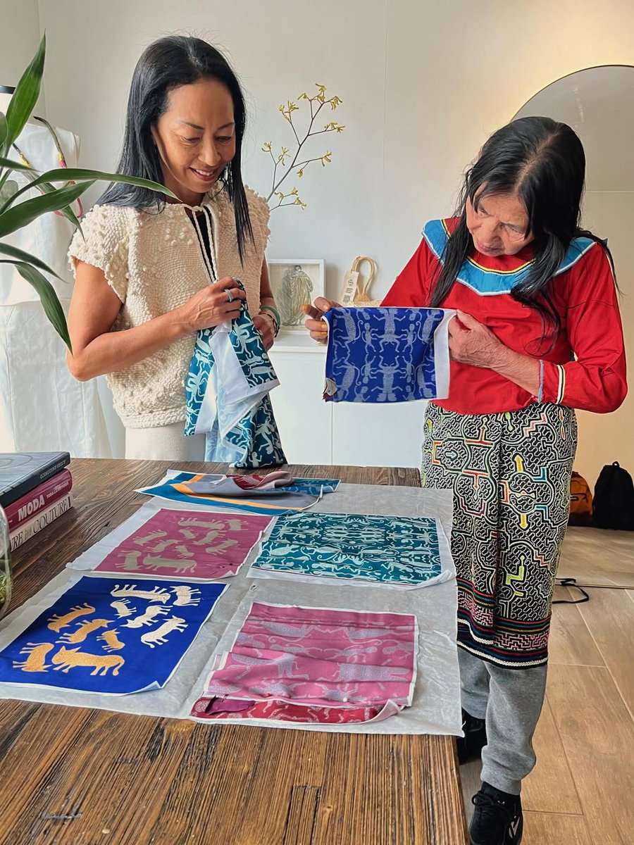 PeruMODA's tweet image. Ibo Yoshin, Espíritus del bosque, es una colaboración entre la diseñadora Sumy Kujón y la artista Lastenia Canayo , donde 26 obras inéditas dialogan con una colección de 8 vestidos inspirados en los Ibo Yoshin, 
#PeruModaDeco
Créditos: Sumy Kujón/Lastenia Canayo