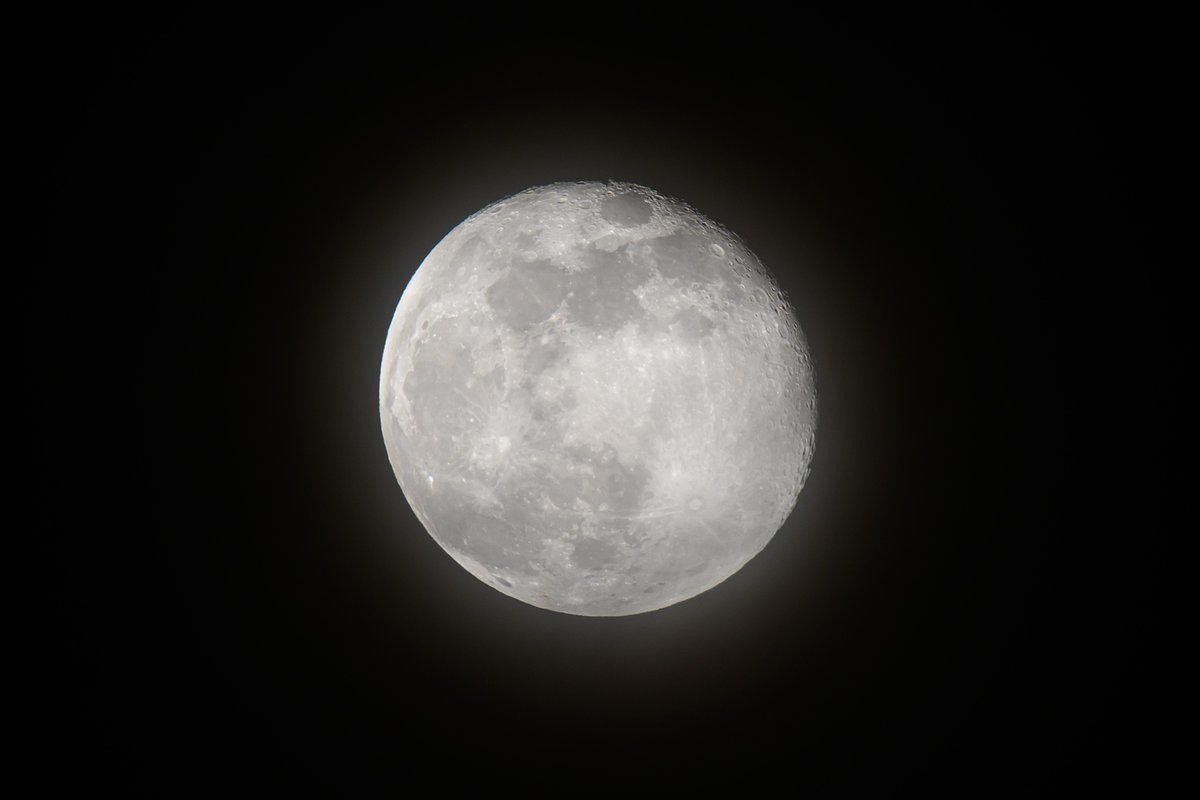 今日のお月さん。 右上が少し欠けてきました🌕️ 月齢15.8 #月 #イマソラ