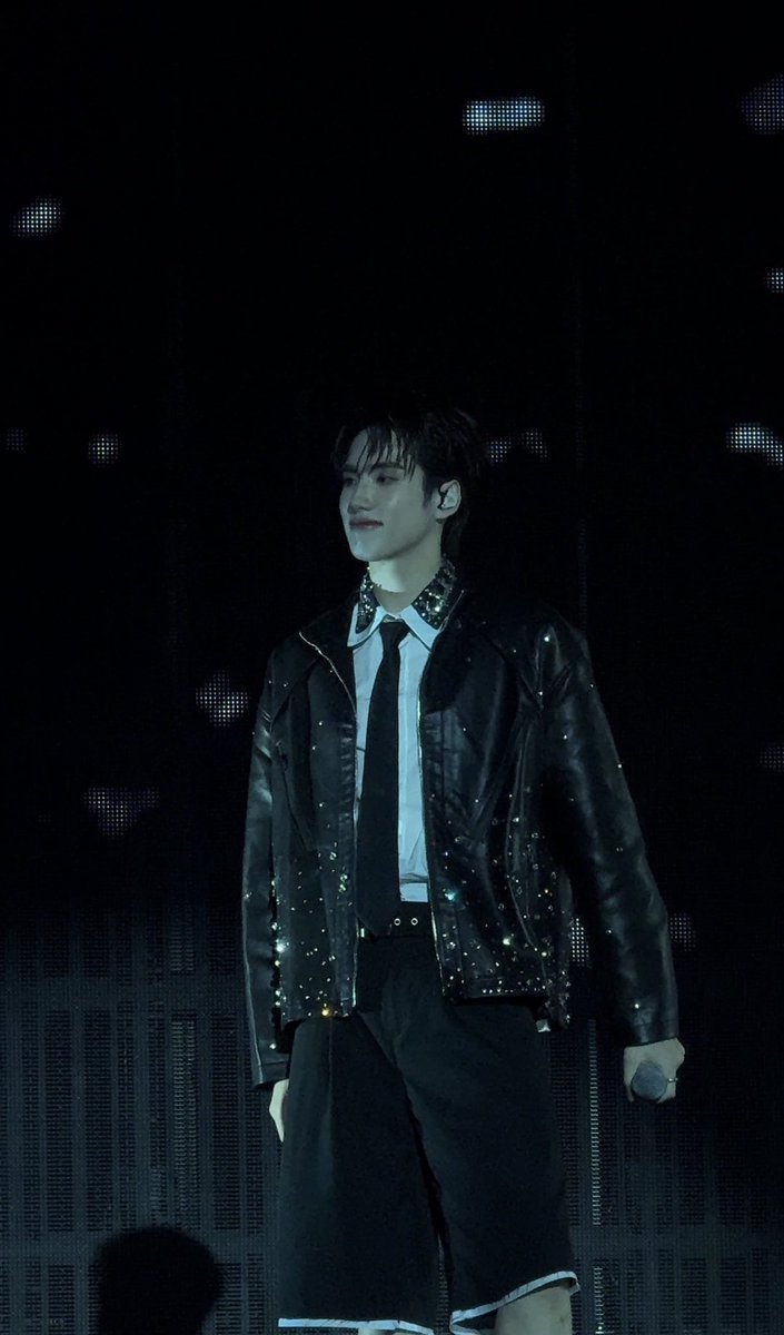 ดั่งแล้วดั่งแสงง
 
#PHUTATCHAI 
#HappyBUSDAY2025_D1