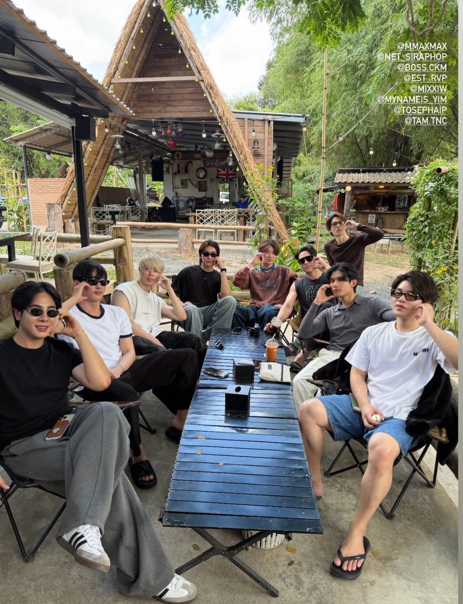 yuyuxyoohoo's tweet photo. อยากรู้มากเลยใครเป็นคนนัดรวมกลุ่มนี้เที่ยวคือคนทั่วไปยังนัดยากนี่ดาราตัวตึงงานเยอะบินต่างประเทศกันเป็นว่าเล่น เก่งอ่า แล้วกลุ่มนี้คือไปกันบ่อยด้วยนะ ทั้งไทยและต่างประเทศ เทศกาลไหนก็รวมได้ เก่งเว่อ https://t.co/UhEC8KozME