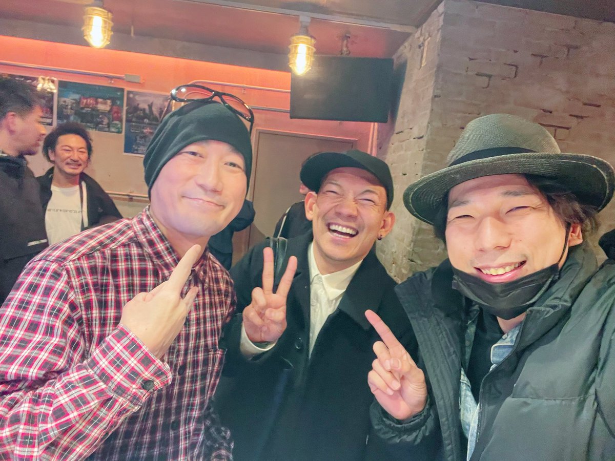 RyotaQuawp's tweet photo. 写真とか動画撮りまくった
1.レトリックのライブクソカッコよかった
2.プレイヨークもバチクソカッコよかった。遊びに来てたゆーろーさん
3.toyoさんめっちゃ痩せてて心配になったわ
4.ベース3人
昨日色んな人に「どこで弾くの?」って聞かれたけど見に来ただけ
#RHETORIC
#codeplayork
#toyo https://t.co/OrIVZb6514