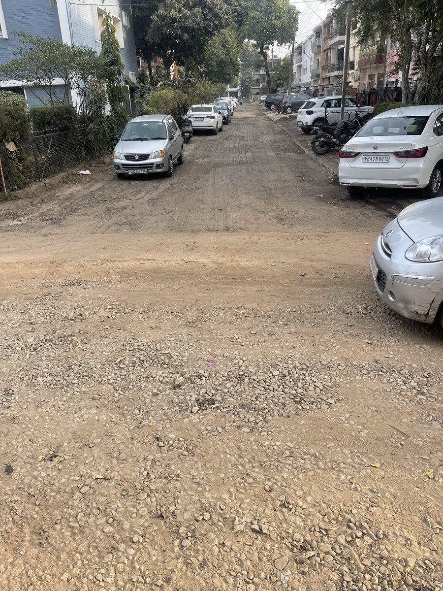 Js_pinder's tweet image. Welcome to sector 27-D Chandigarh! Where it takes months to build roads and citizens are harassed due to the dust pollution. Repair work takes several months and the living conditions are unbearable due to dust pollution. @BJP4Chandigarh @INCChandigarh @MCChandigarh @hkbabla