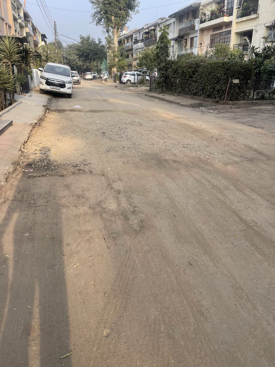 Js_pinder's tweet image. Welcome to sector 27-D Chandigarh! Where it takes months to build roads and citizens are harassed due to the dust pollution. Repair work takes several months and the living conditions are unbearable due to dust pollution. @BJP4Chandigarh @INCChandigarh @MCChandigarh @hkbabla
